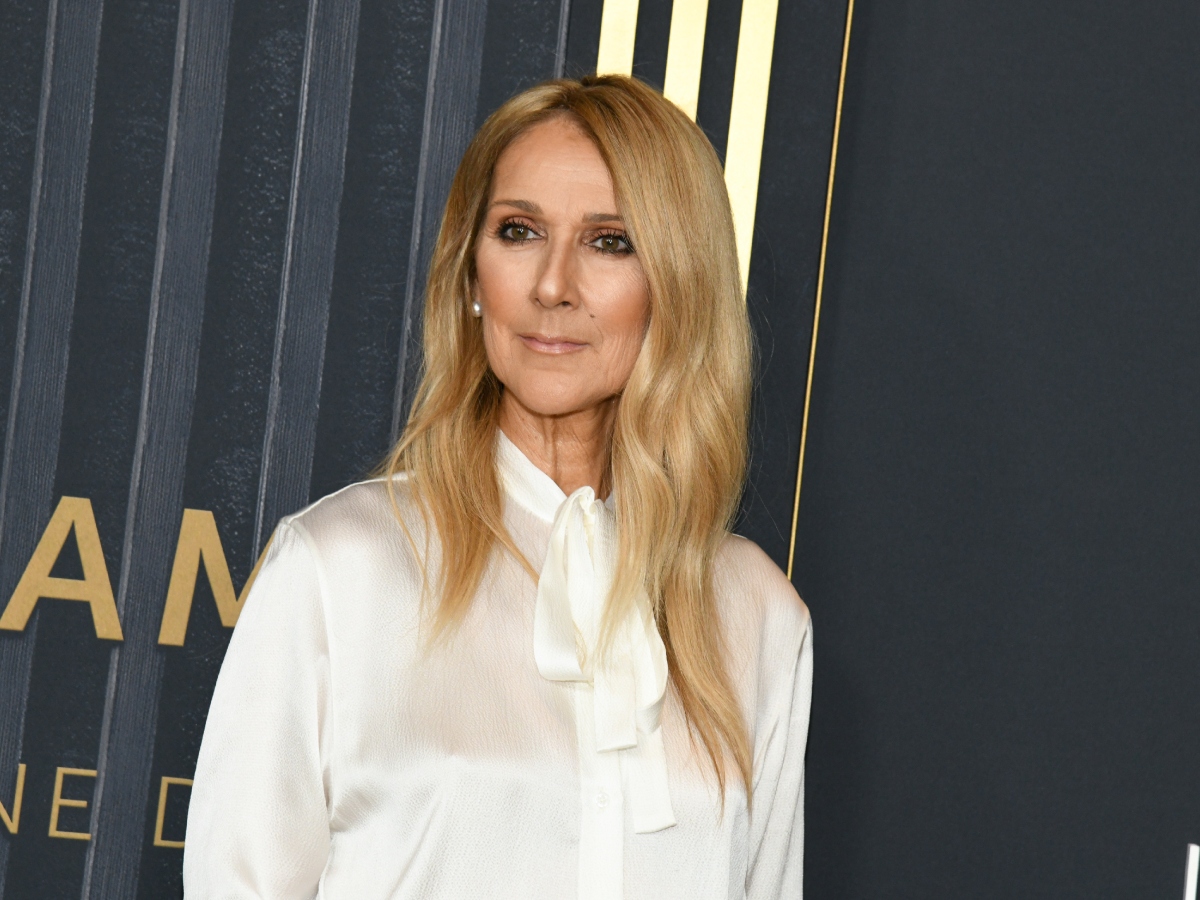 Celine Dion: Πρωταγωνιστεί σε γιορτινή beauty καμπάνια αποδεικνύοντας ότι παραμένει το απόλυτο show girl