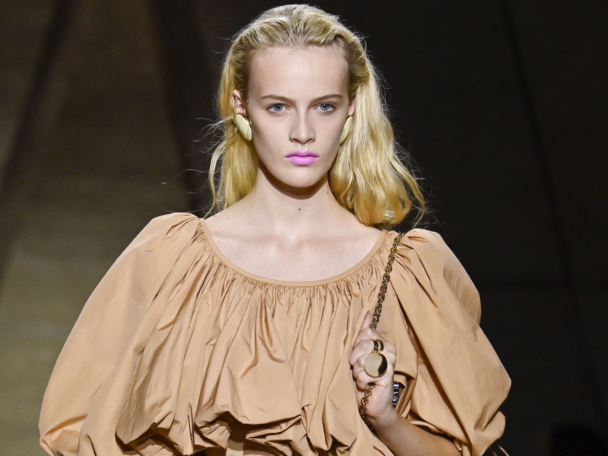 Στο show του οίκου Chloe η απόχρωση στα χείλη είναι statement και έρχεται απευθείας από τα 80’s