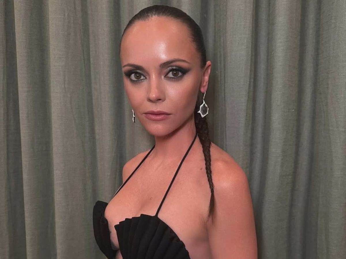 Η Cristina Ricci αναβιώνει τη γοητεία του 90s glam μακιγιάζ