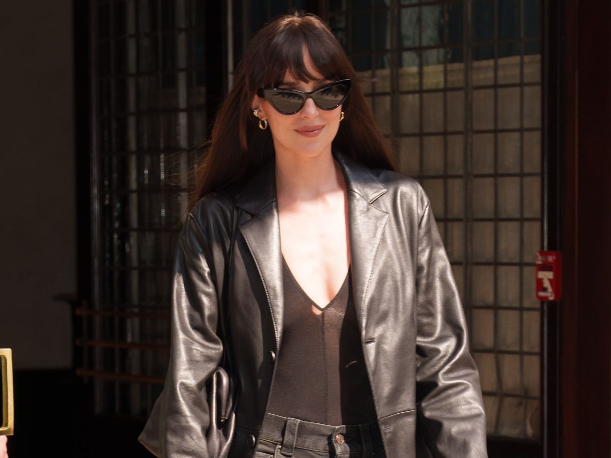 Dakota Johnson: Η σκούρα απόχρωση μαλλιών που υιοθέτησε είναι η καλύτερη αλλαγή που έχει κάνει ποτέ!