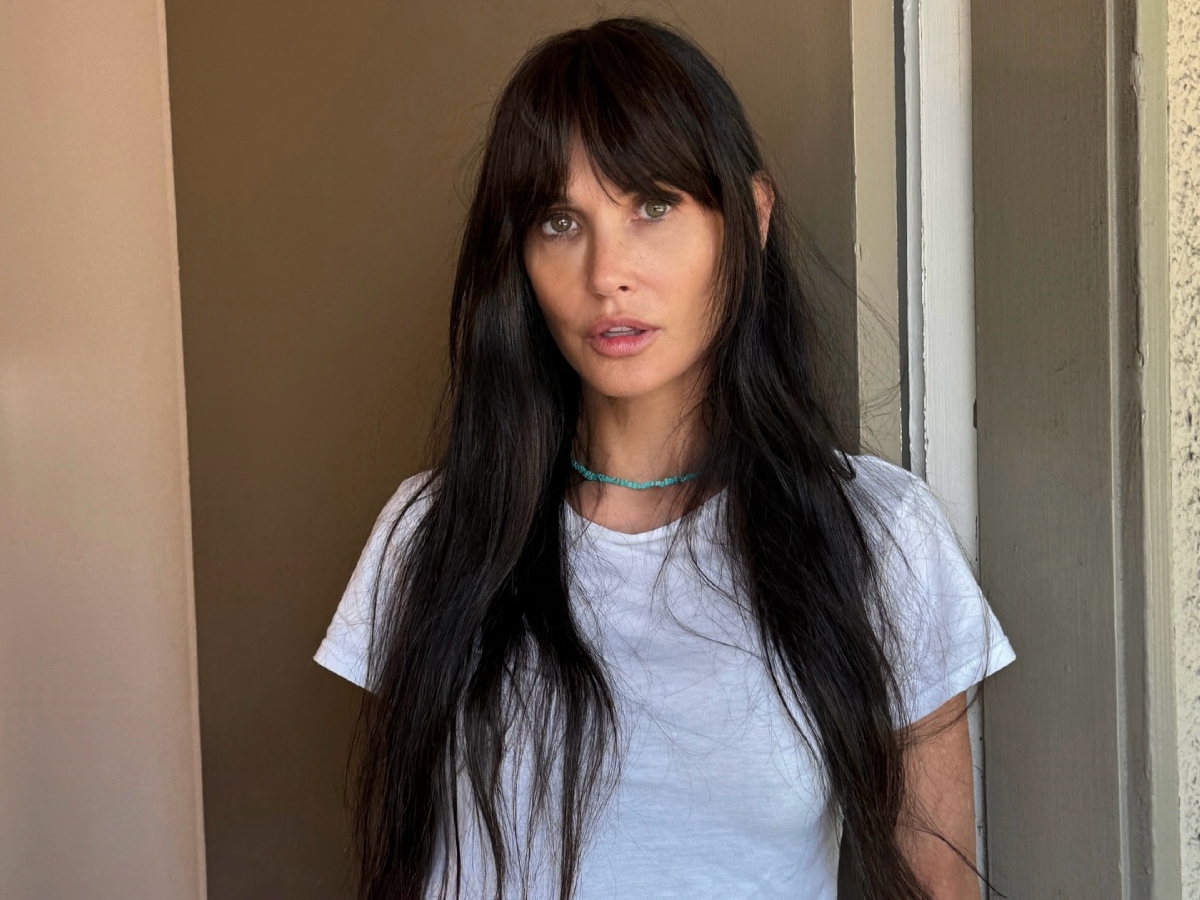 H Demi Moore υιοθέτησε και πάλι τις αγαπημένες της 90’s αφέλειες