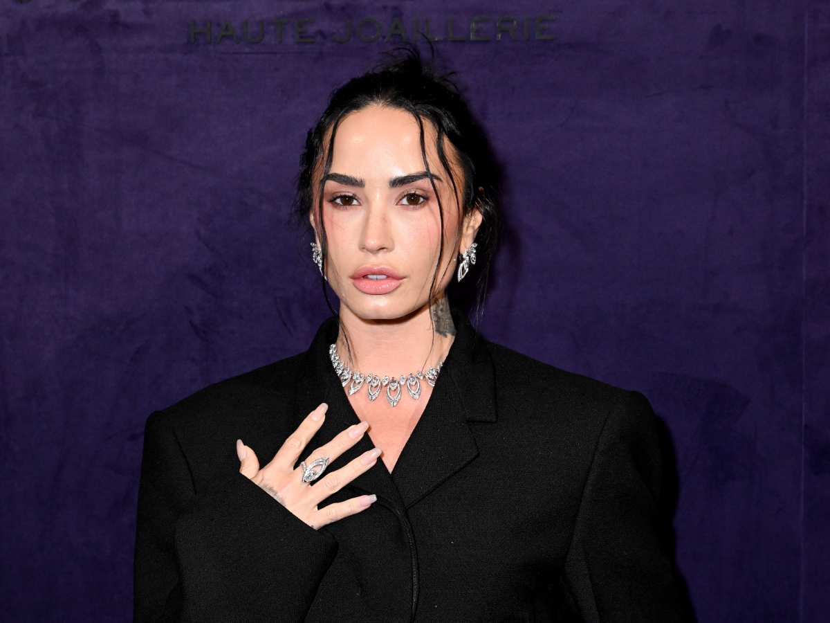 Demi Lovato: Το french manicure της σπάει τους φθινοπωρινές κανόνες