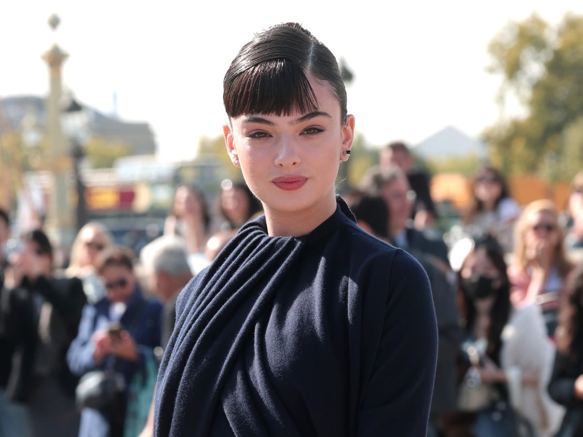 Deva Cassel: Η εμφάνισή της στο Παρίσι για το fashion show του οίκου Dior μας θύμισε τη θρυλική Audrey Heypborn