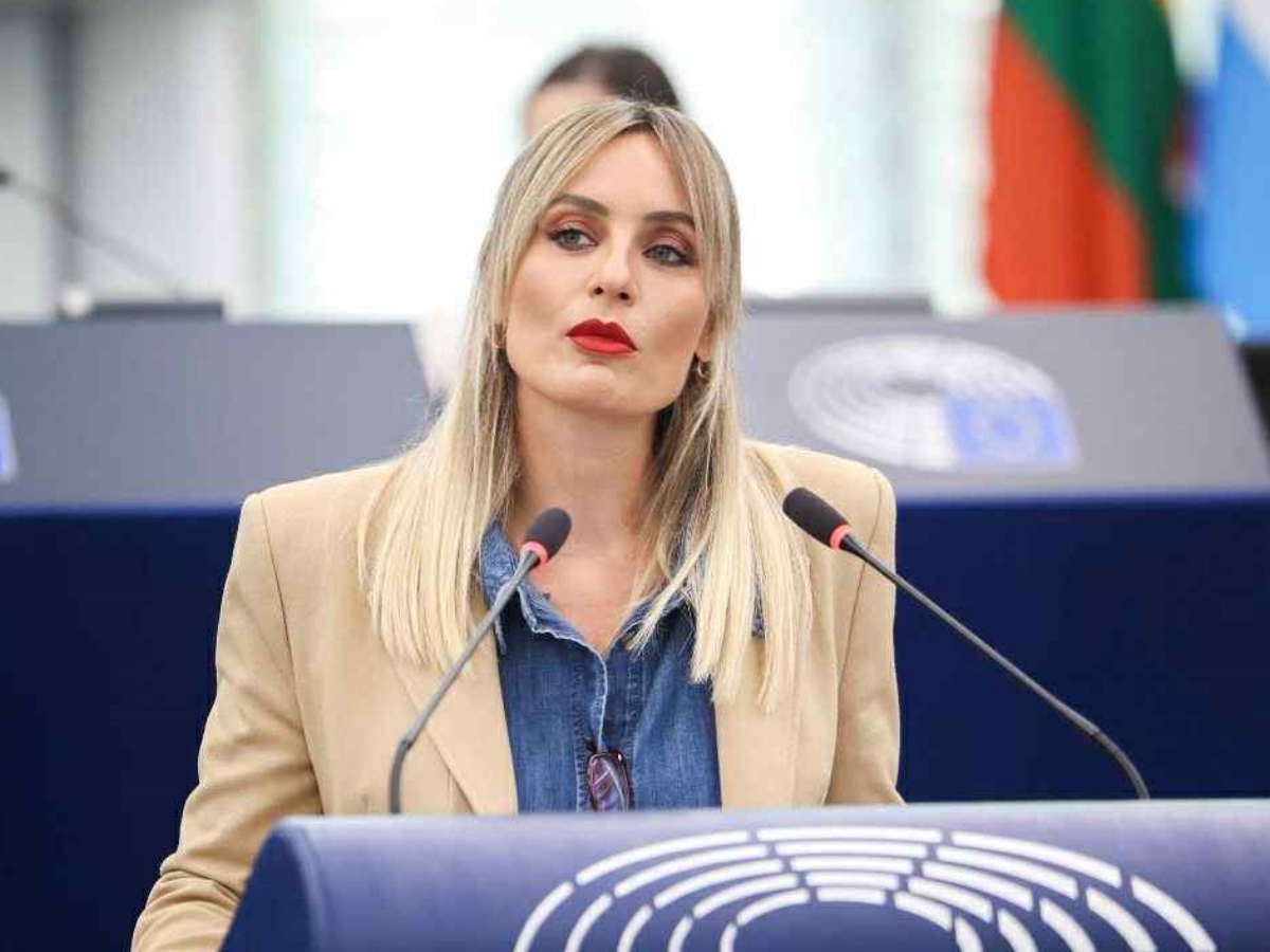 Ελεονώρα Μελέτη: Η συγκινητική παρέμβαση στην Ολομέλεια για τις εργαζόμενες μητέρες – «Ό,τι κ αν κάνει η γυναίκα, θα κριθεί»