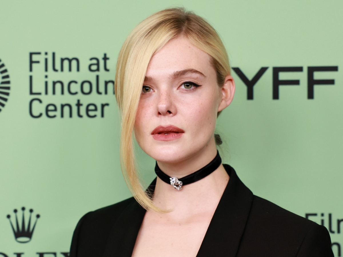 Elle Fanning: Αφήνει στην άκρη το princess beauty look για χάρη του rebel που είναι εμπνευσμένο από τη νέα της ταινία