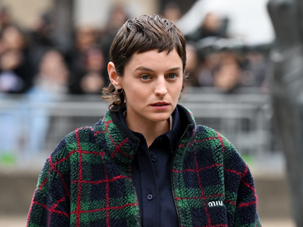 Emma Corrin: Με grunge smoky eye που είναι η επόμενη μεγάλη τάση