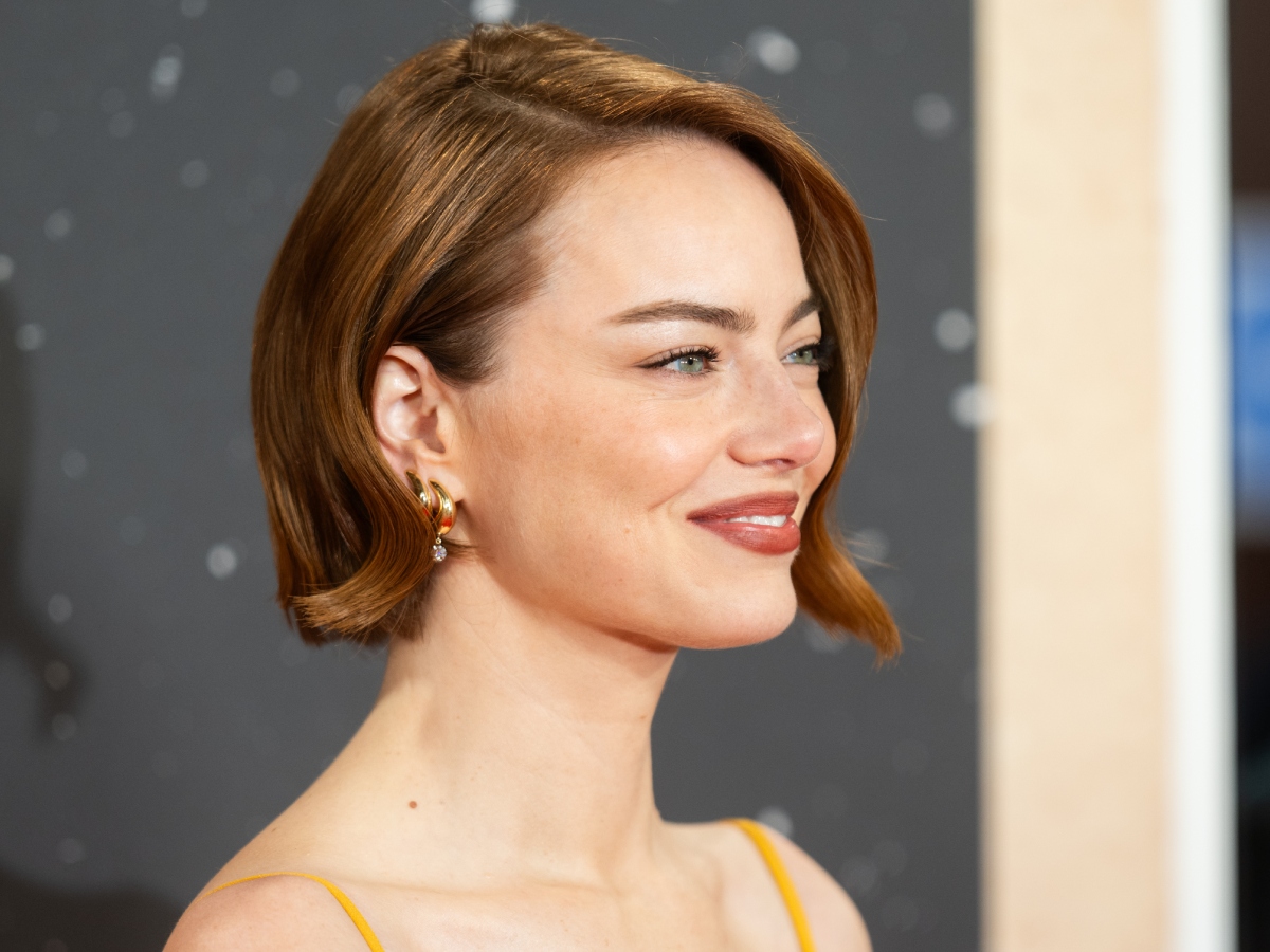 Emma Stone: Με chic σινιόν και fresh μακιγιάζ στην πρεμιέρα της ταινίας του Γιώργου Λάνθιμου στη Νέα Υόρκη