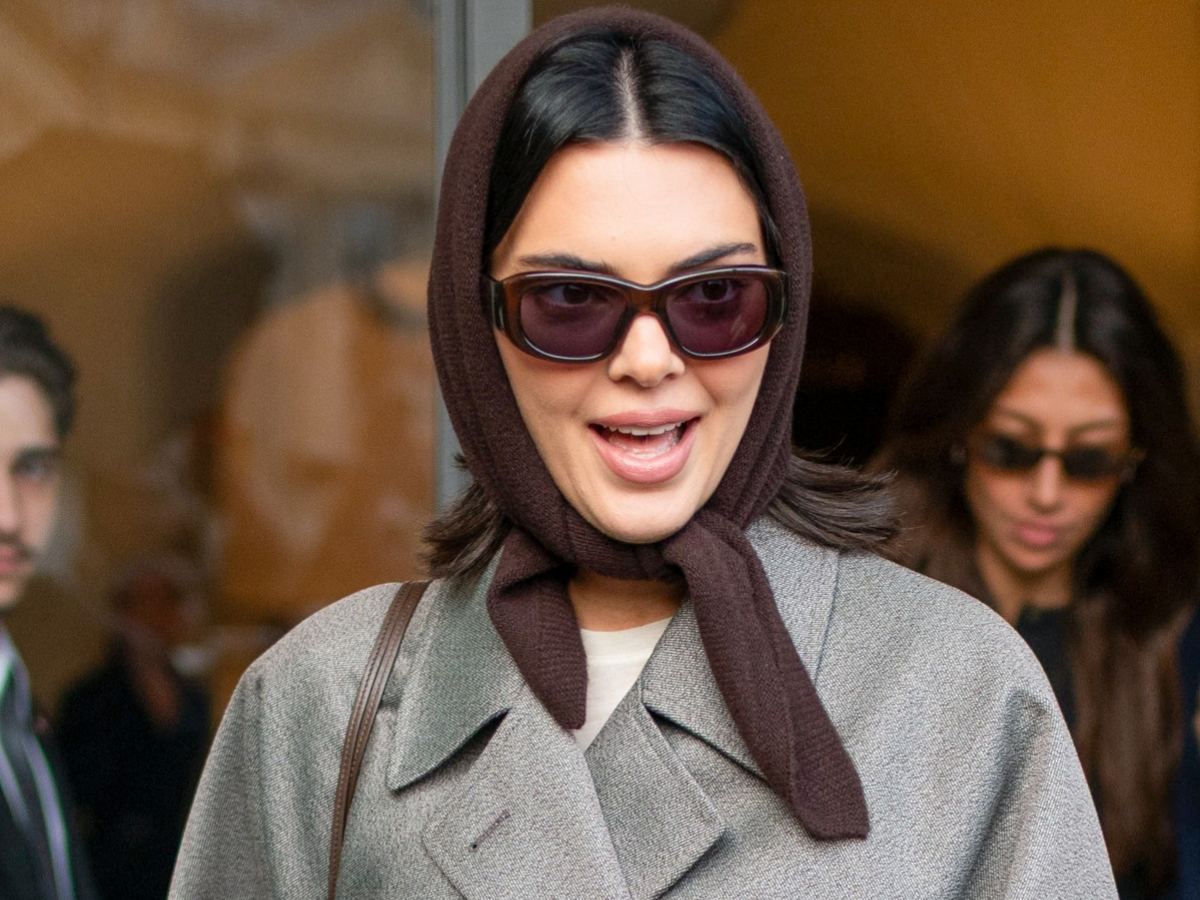 Μαντήλι στο κεφάλι: Η Kendall Jenner φόρεσε το πιο απρόσμενο αξεσουάρ για τις βροχερές μέρες
