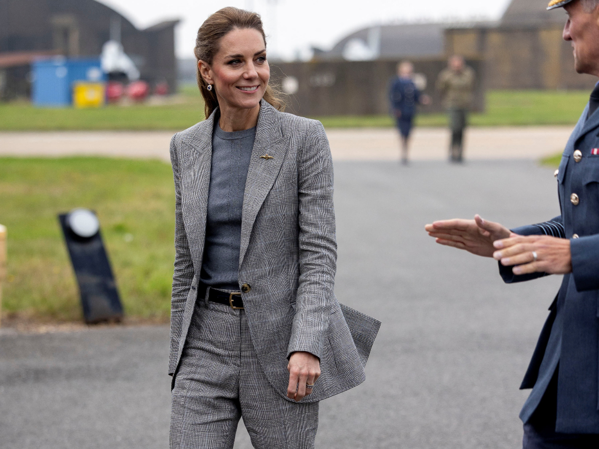 Kate Middleton: Πως μετατρέπει ένα κλασικό κουστούμι σε relaxed look!