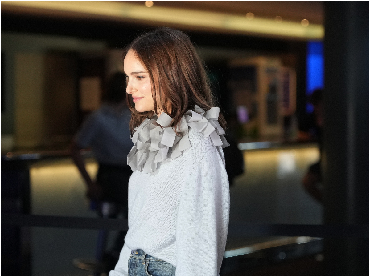 Τζιν φούστα: Η Natalie Portman σου δείχνει τον πιο …Dior τρόπο να τη φορέσεις