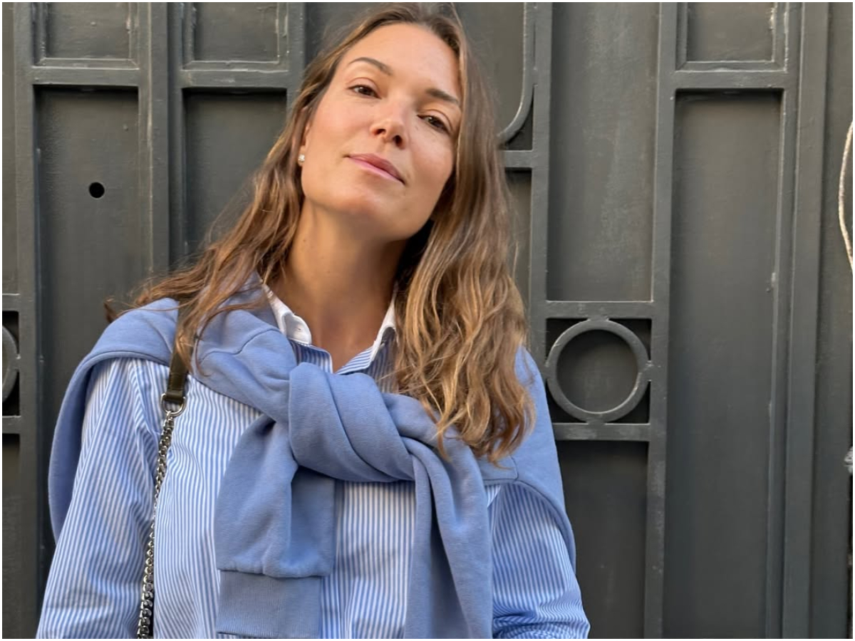 Τζιν παντελόνι: Πώς το φοράει αυτή την μεταβατική εποχή μία style expert