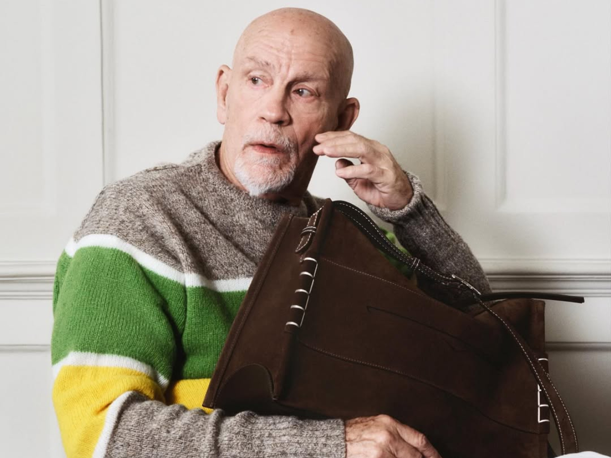 Ο John Malkovich ποζάρει για πρώτη φορά σε καμπάνια! Ποιος σχεδιαστής τον έπεισε