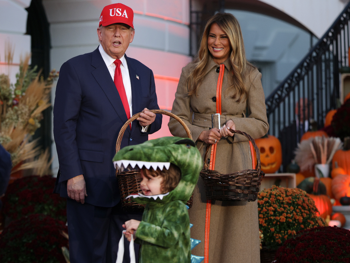 Halloween στον Λευκό Οίκο: Ντόναλντ και Μελάνια Τραμπ μοίρασαν γλυκά σε εκατοντάδες μικρούς ήρωες