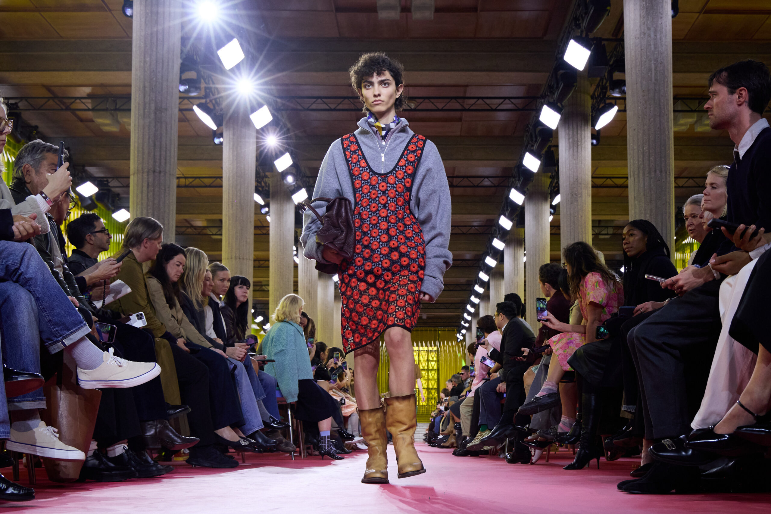Miu Miu Spring 2026: Η Miuccia Prada αποθεώνει την ποδιά, σύμβολο της γυναίκας που εργάζεται, που φροντίζει, που κουράζεται αλλά επιμένει