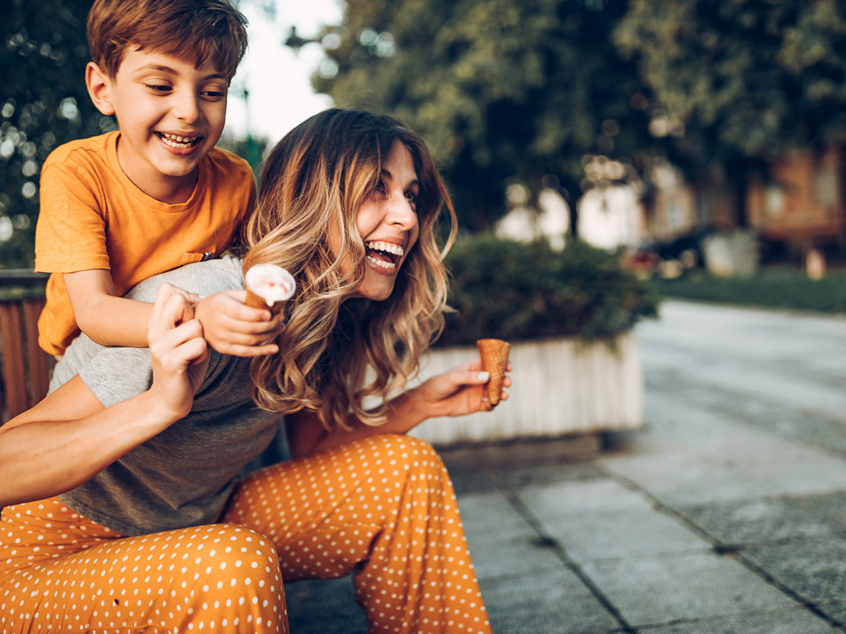Είσαι κι εσύ «Gummy Bear Mom»; Το TikTok βάζει νέες ταμπέλες στη μητρότητα