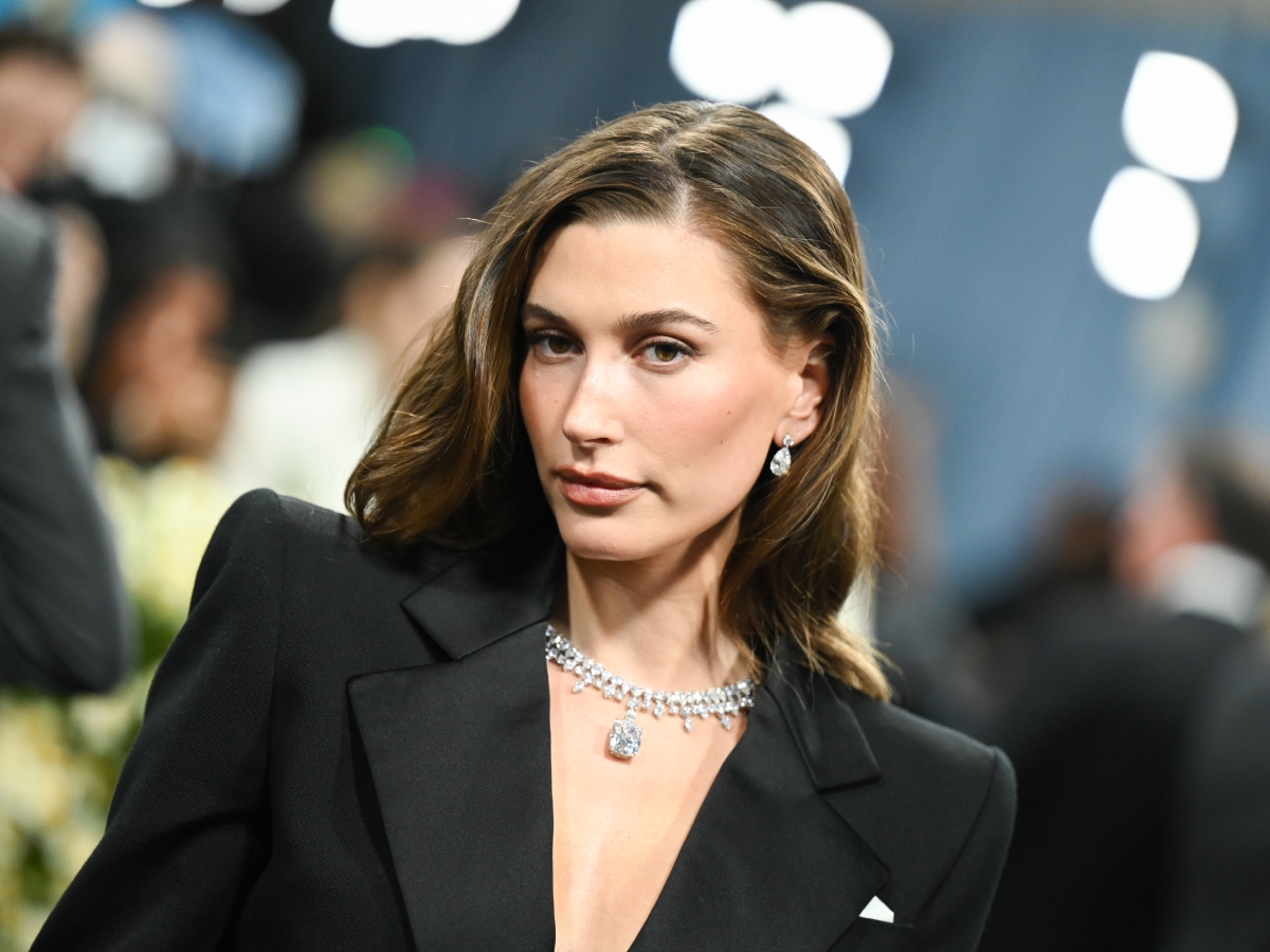 Hailey Bieber: Η προσωπική της facialist αποκαλύπτει τα δύο πιο σημαντικά skincare μυστικά του super model