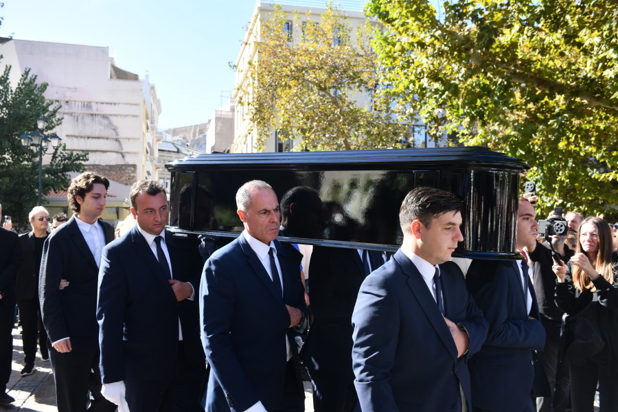 Κηδεία Διονύση Σαββόπουλου: Συντετριμμένη η σύζυγός του, Άσπα Σαββοπούλου στην Μητρόπολη Αθηνών. 7 j00 9276