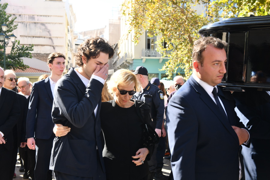 Κηδεία Διονύση Σαββόπουλου: Συντετριμμένη η σύζυγός του, Άσπα Σαββοπούλου στην Μητρόπολη Αθηνών. 6 j00 9280