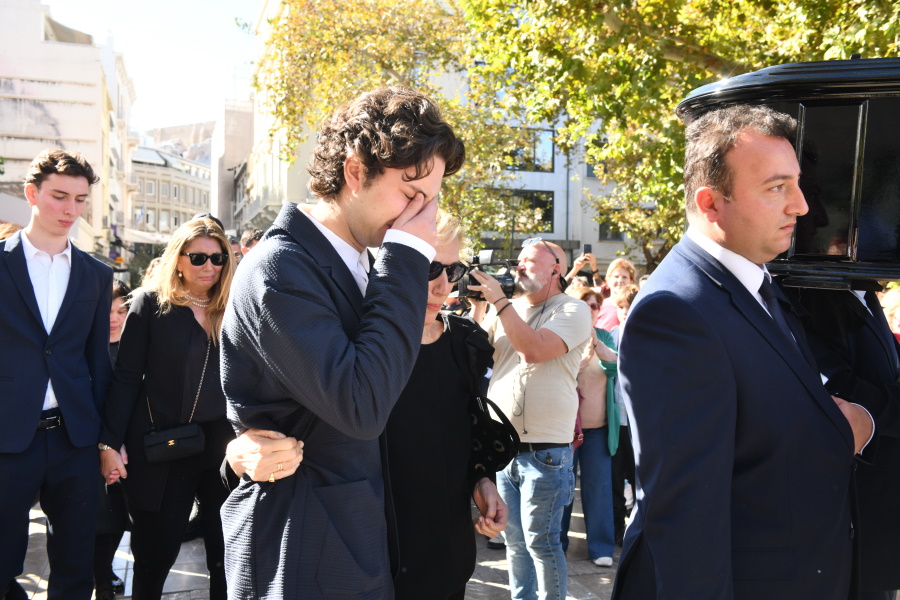 Κηδεία Διονύση Σαββόπουλου: Συντετριμμένη η σύζυγός του, Άσπα Σαββοπούλου στην Μητρόπολη Αθηνών. 4 j00 9285