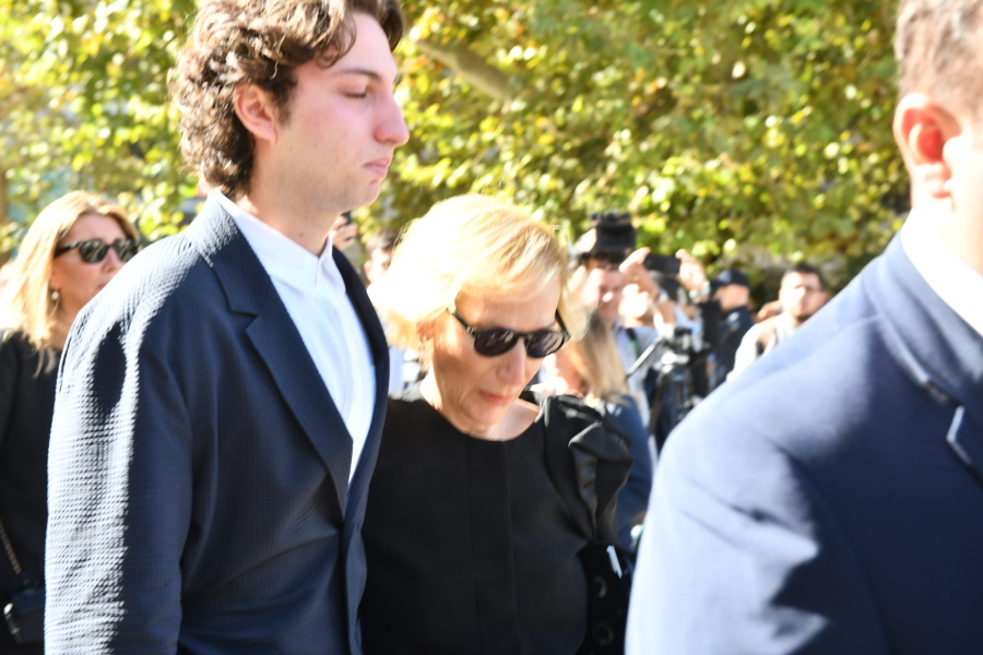 Κηδεία Διονύση Σαββόπουλου: Συντετριμμένη η σύζυγός του, Άσπα Σαββοπούλου στην Μητρόπολη Αθηνών. 3 j00 9286