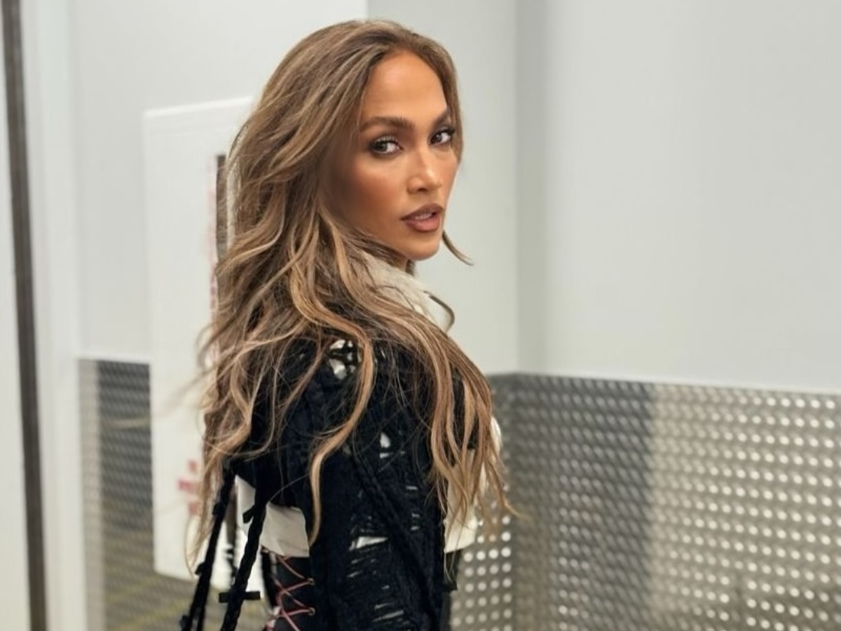 Jennifer Lopez: Αποκαλύπτει την διασκεδαστική ρουτίνα περιποίησης και το τέλειο δέρμα της ταυτόχρονα