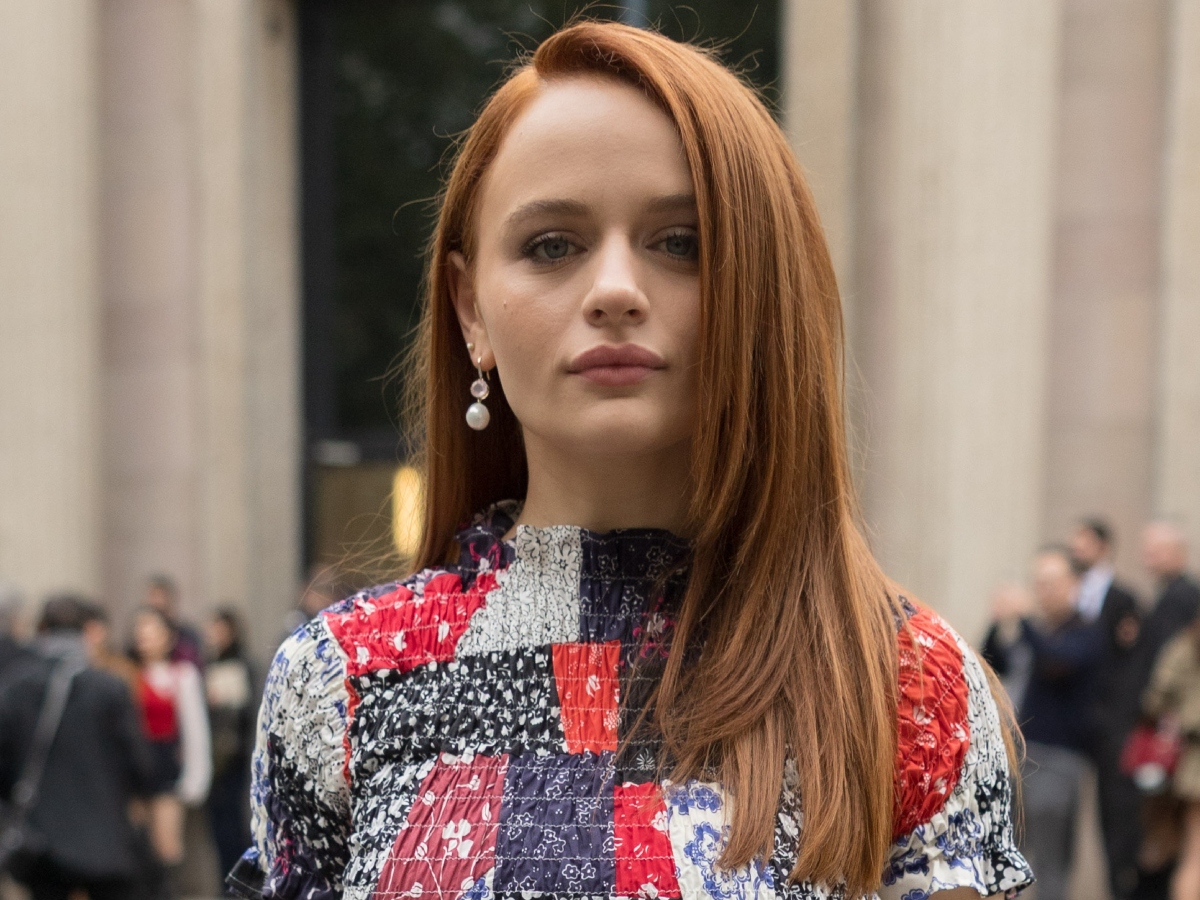 Joey King: Συνδυάζει τα φυσικά curly μαλλιά της με sparkle μακιγιάζ