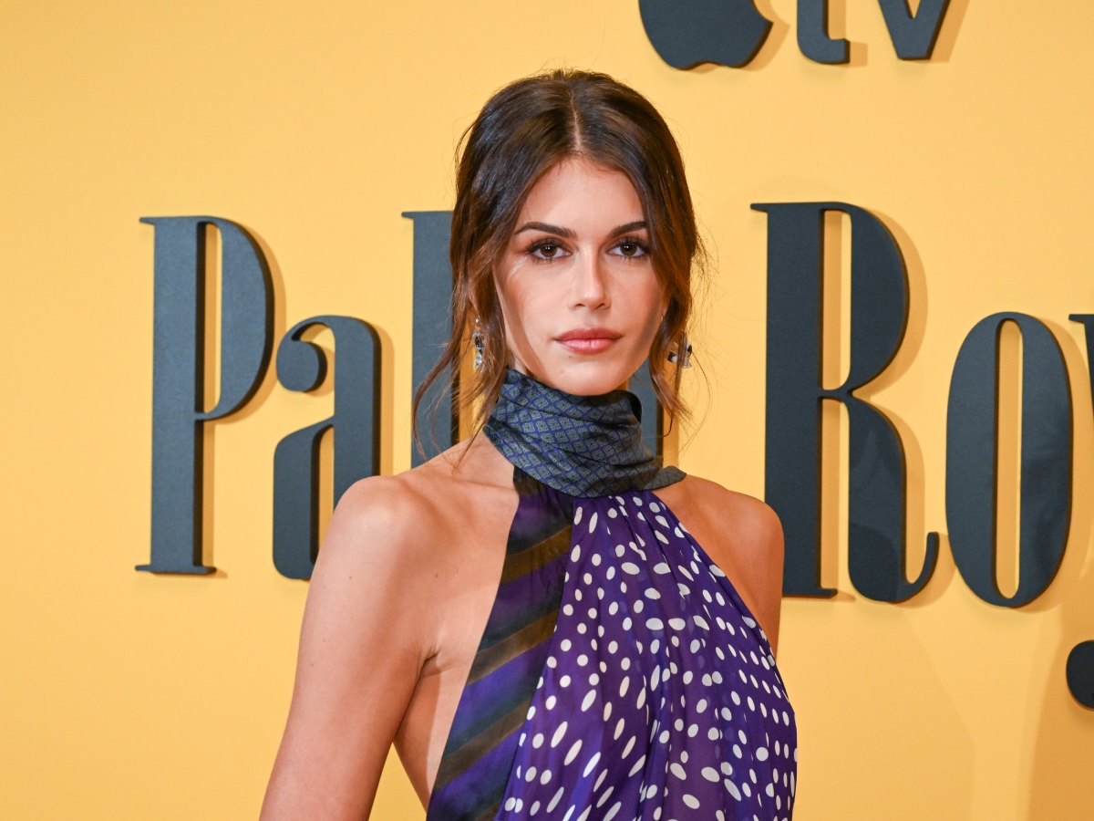 Kaia Gerber: Με low bun τόσο ανεπιτήδευτο σαν να μάζεψε μόνη τα μαλλιά της