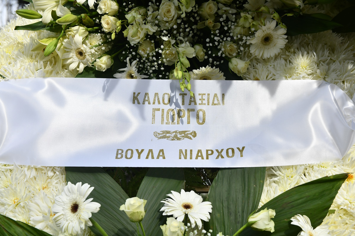 Μάρα Θρασυβουλίδου: Συντετριμμένη στην κηδεία του συζύγου της, Γιώργου Νιάρχου – Σπάραξε η κόρη του 9 kideia niarxou 4
