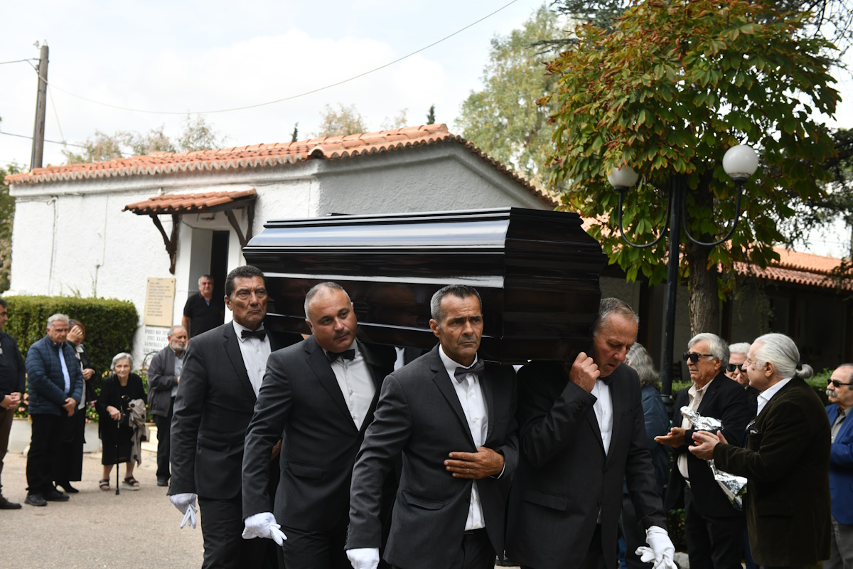 Μάρα Θρασυβουλίδου: Συντετριμμένη στην κηδεία του συζύγου της, Γιώργου Νιάρχου – Σπάραξε η κόρη του 2 kideia niarxou 6