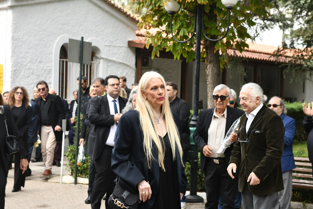 Μάρα Θρασυβουλίδου: Συντετριμμένη στην κηδεία του συζύγου της, Γιώργου Νιάρχου – Σπάραξε η κόρη του 4 kideia niarxou 8