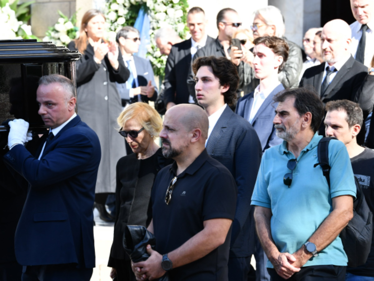 Κηδεία Διονύση Σαββόπουλου: Η στιγμή που βγαίνει η σορός από τη Μητρόπολη – Το τελευταίο χειροκρότημα στον σπουδαίο τραγουδοποιό