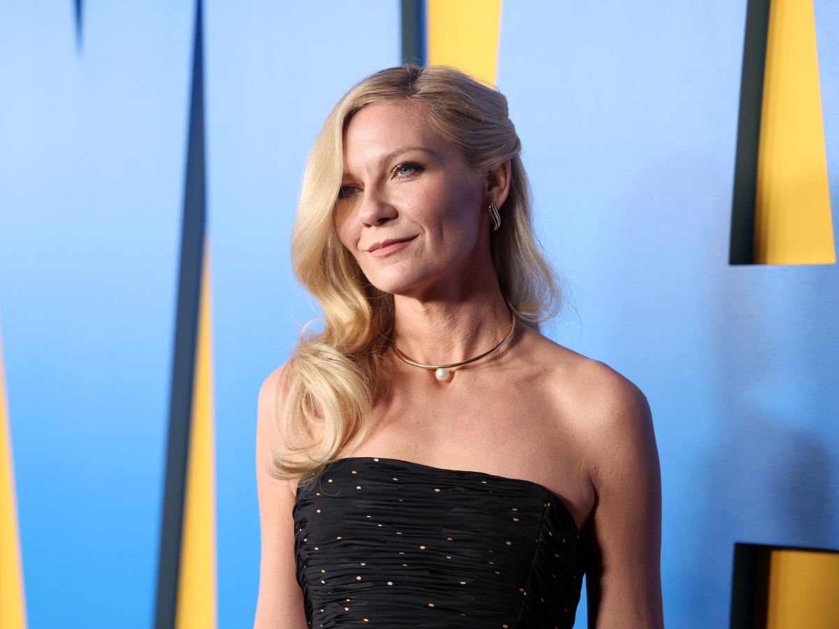 Kirsten Dunst: Δίνει μαθήματα κομψότητας συνδυάζοντας το ρετρό princess σινιόν με  soft glam μακιγιάζ