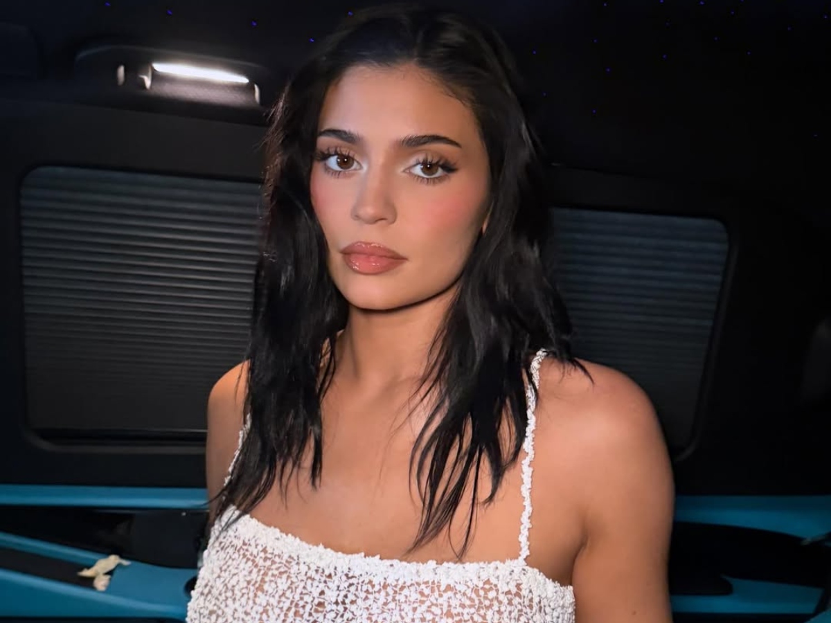 Kylie Jenner: Η βασίλισσα του μακιγιάζ φορά το στέμμα της και φωτογραφίζεται για το νέο της λανσάρισμα