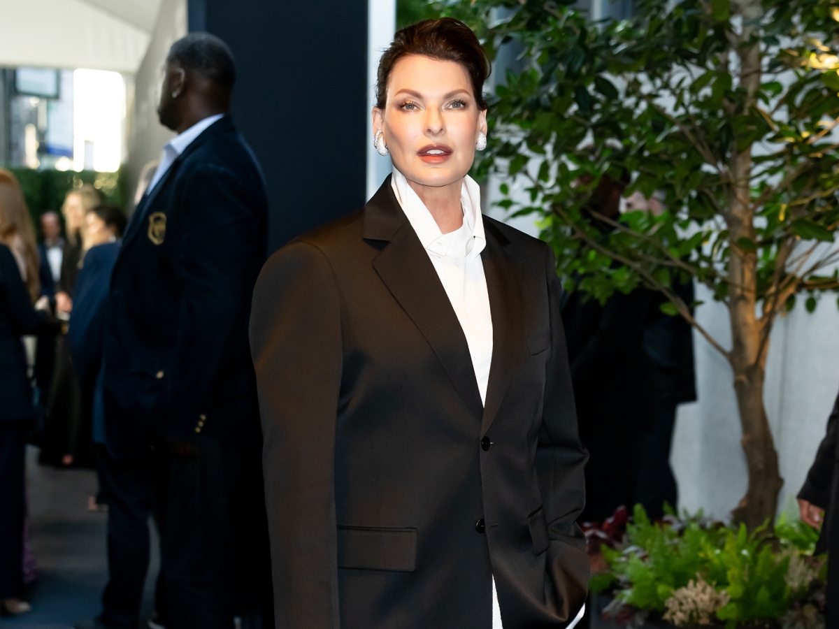 Η Linda Evangelista επιστρέφει στο Παρίσι στην καλύτερή της εκδοχή