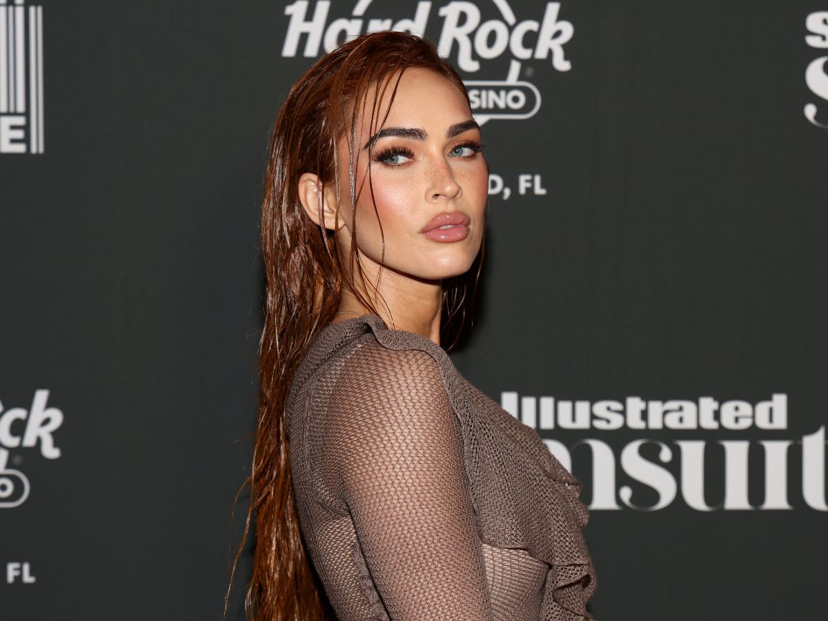 Megan Fox: Αναβιώνει το ρόλο της στην ταινία «Jennifer’s Body» υιοθετώντας φλογερά κόκκινα cat-eye νύχια