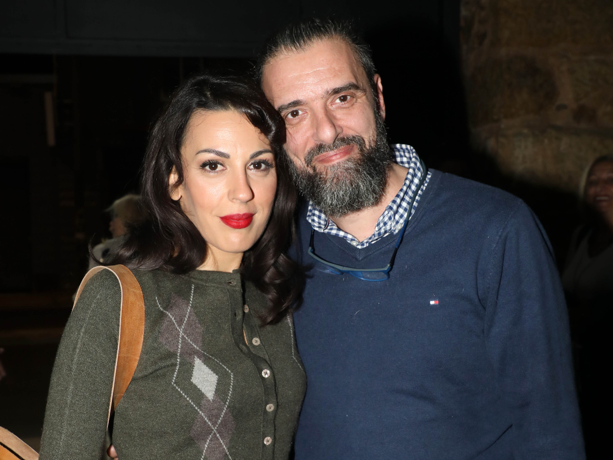 Σωτήρης Τσαφούλιας: Απόλαυσε τη σύντροφό του, Άννα Μενενάκου στο θέατρο – Φωτογραφίες