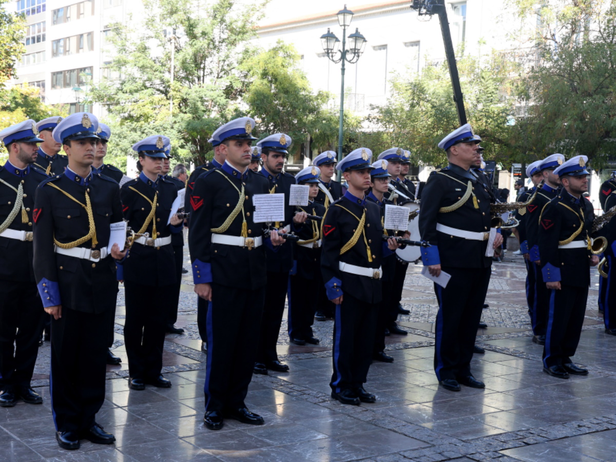 Κηδεία Διονύση Σαββόπουλου: Το πένθιμο εμβατήριο από τη μπάντα του Πολεμικού Ναυτικού