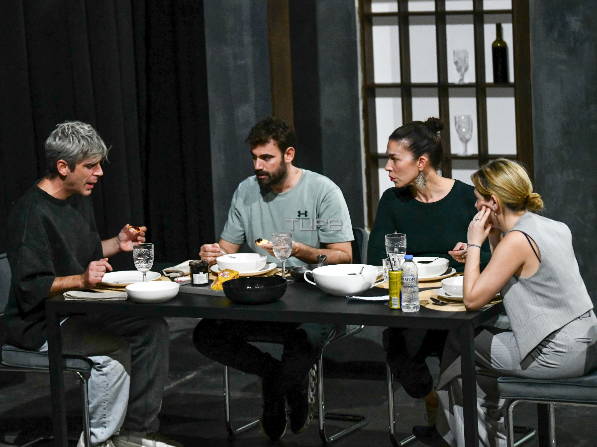 Το Τεστ: Το TLIFE «τρύπωσε» στις πρόβες της θεατρικής παράστασης πριν την πρεμιέρα – Αποκλειστικές φωτογραφίες