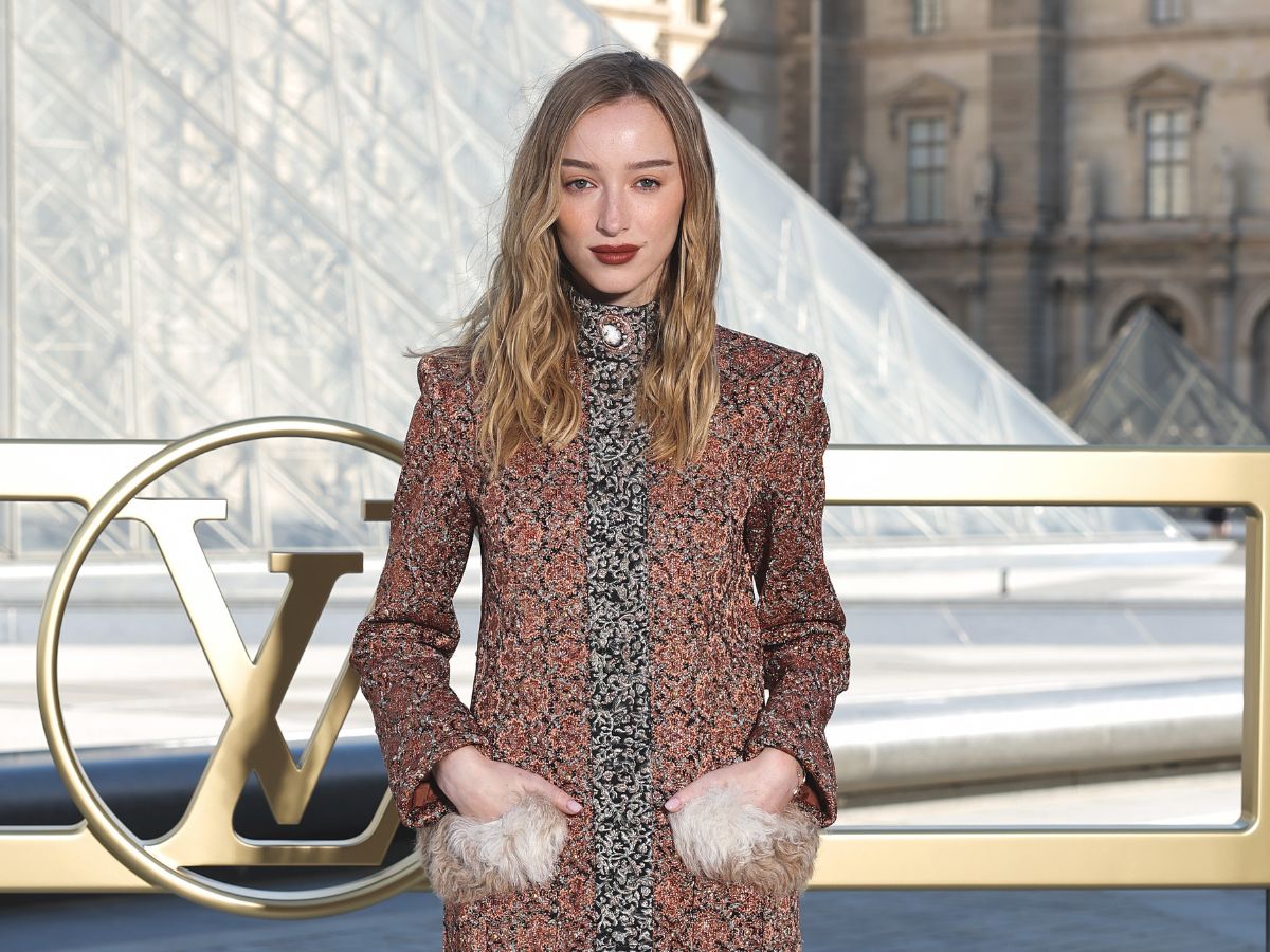 Phoebe Dynevor: Εμφανίστηκε στο Λούβρο με wavy hairstyle και φλογερά cherry lips