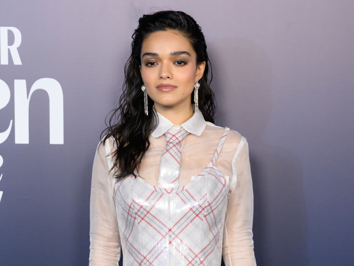 To wet look της Rachel Zegler είναι το απόλυτο inspo του weekend