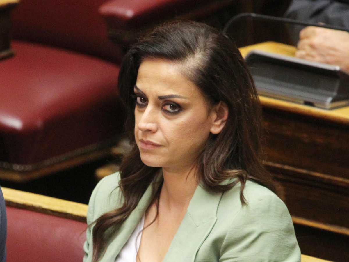 Άγριο επεισόδιο ανάμεσα σε Ραλλία Χρηστίδου και Κώστα Μπάρκα μέσα στη Βουλή – «Αν ξαναγελάσεις, θα σου σπάσω τα μούτρα»