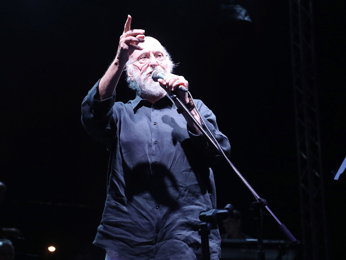 Διονύσης Σαββόπουλος: Το σπίτι με το Mega αποχαιρετά τον σπουδαίο τραγουδοποιό