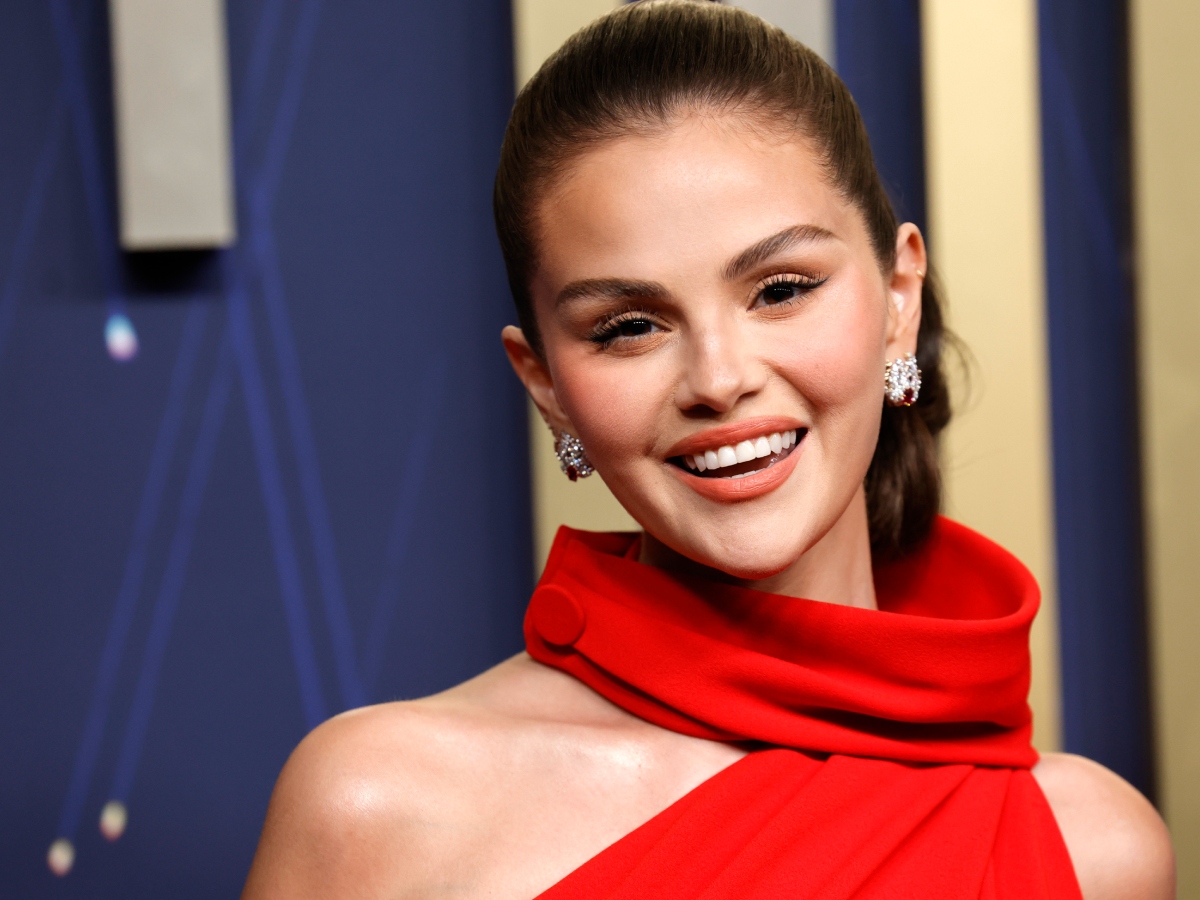 H Selena Gomez υιοθέτησε το iconic lip combo των 90’s που είχαμε ξεχάσει