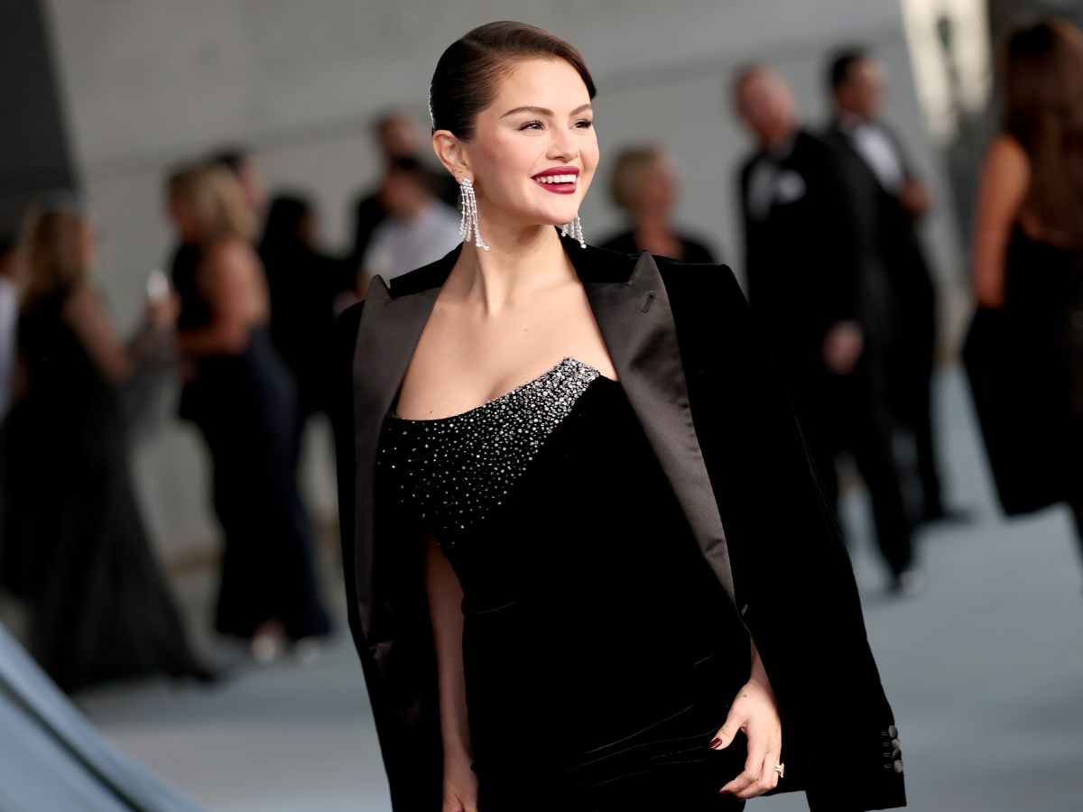 Old Hollywood glam στη σύγχρονη εκδοχή του: Η Selena Gomez μαγνήτισε τα βλέμματα στο πλευρό του Benny Blanco