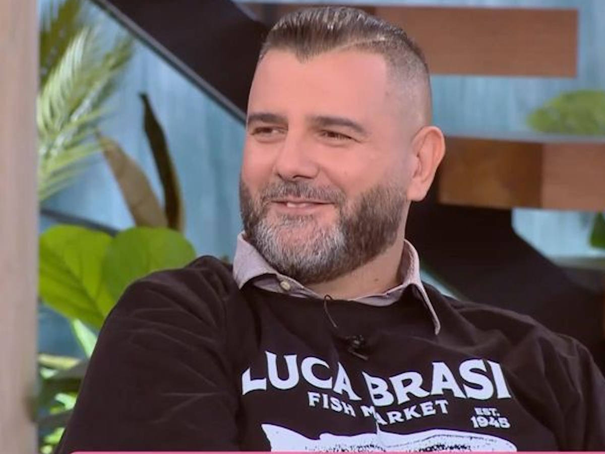Ο Βαγγέλης Σερίφης για την αποχώρησή του από την εκπομπή του OPEN: «Λάθος μου που δεν είπα “ευχαριστώ, δεν θα πάρω” όταν είδα τους συνεργάτες»