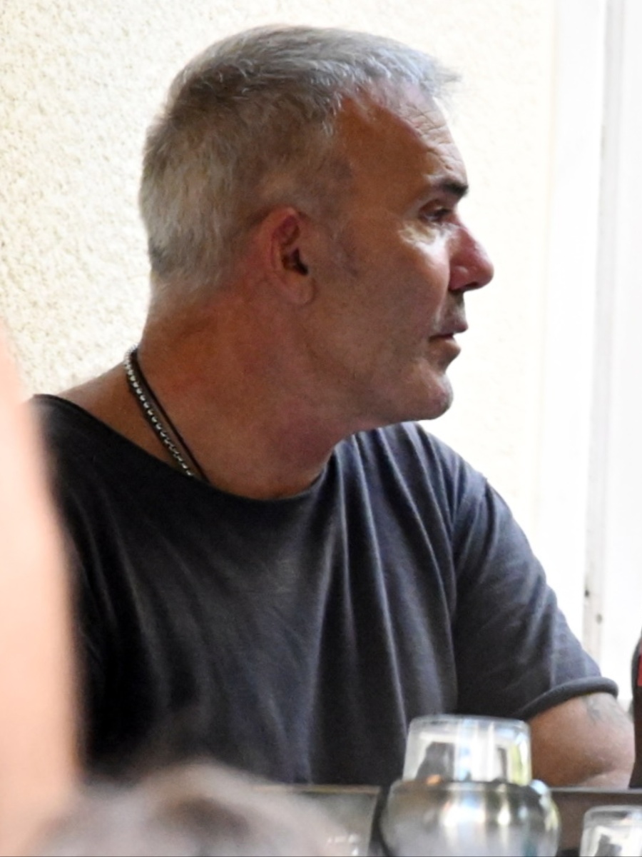 Στέλιος Ρόκκος: Η σπάνια κοινή εμφάνιση στο κέντρο της Αθήνας με τη σύζυγό του, Λελέ Γκόφα – Φωτογραφίες