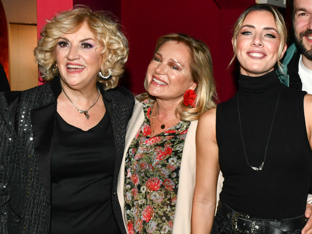 Η Μητέρα του Σκύλου: Πλήθος κόσμου στην επίσημη πρεμιέρα του θεατρικού έργου – Φωτογραφίες TLIFE