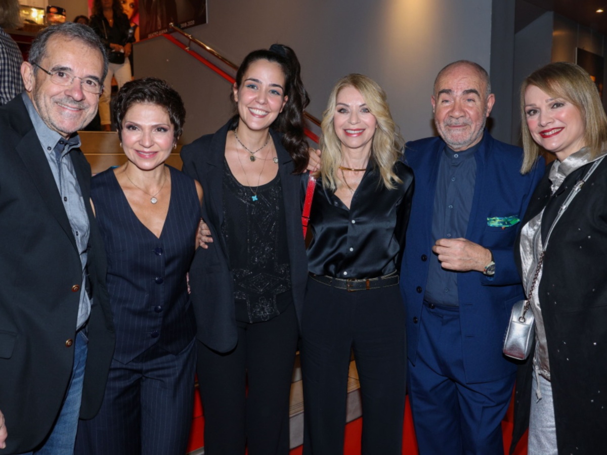 Έλλη Στάη – Παύλος Τσίμας: Ο ιδιαίτερος τρόπος που συμμετέχουν σε θεατρική παράσταση – Ποιοι έδωσαν το παρών στην πρεμιέρα