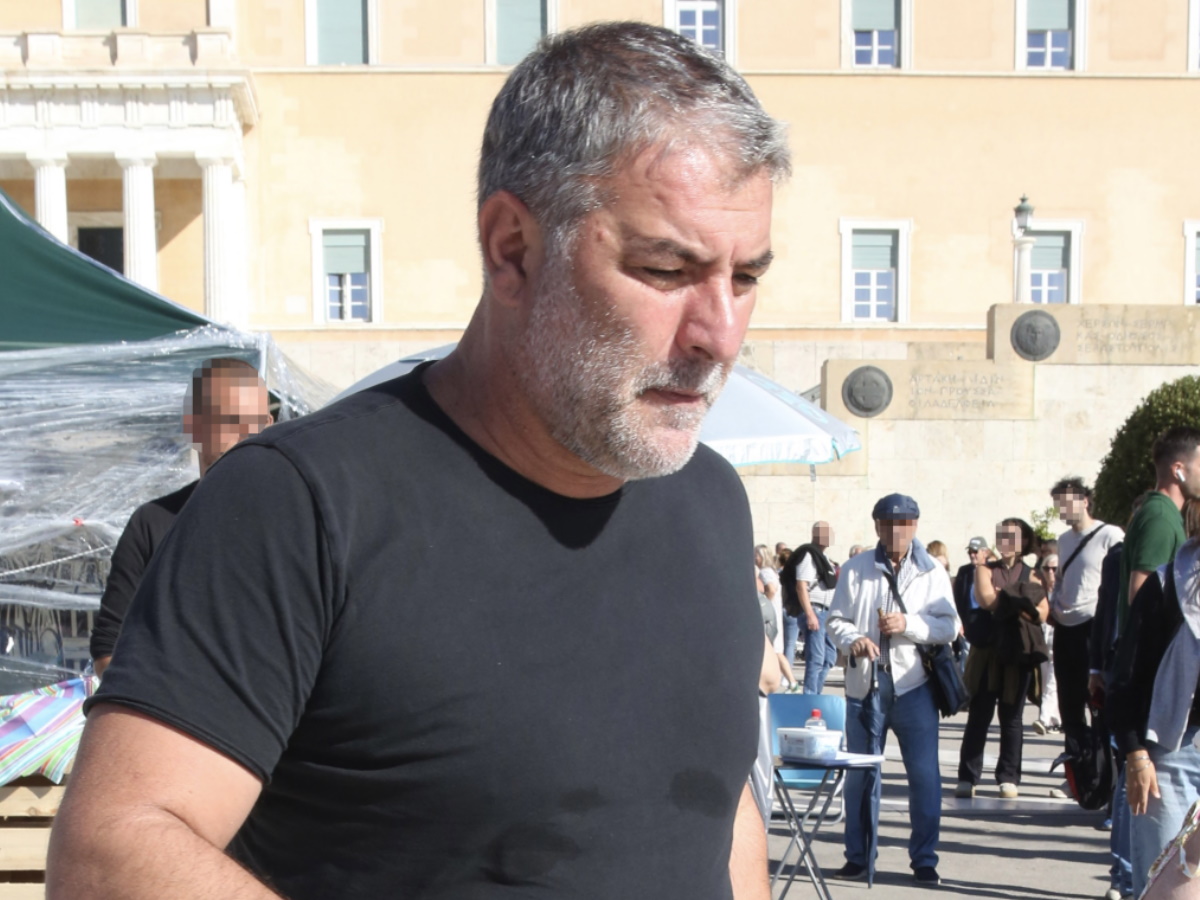 Ο Βασίλης Μπισμπίκης στο Σύνταγμα για τον Πάνο Ρούτσι: «Ήθελε να δει εμένα και τη Δέσποινα Βανδή»