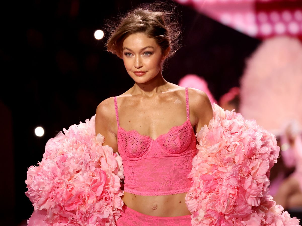 Οι «άγγελοι» της Victoria’s Secret έλαμψαν επί σκηνής με εντυπωσιακά makeup looks και blowout χτενίσματα